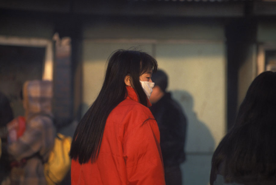 Femme portant un masque contre le pollution en Chine