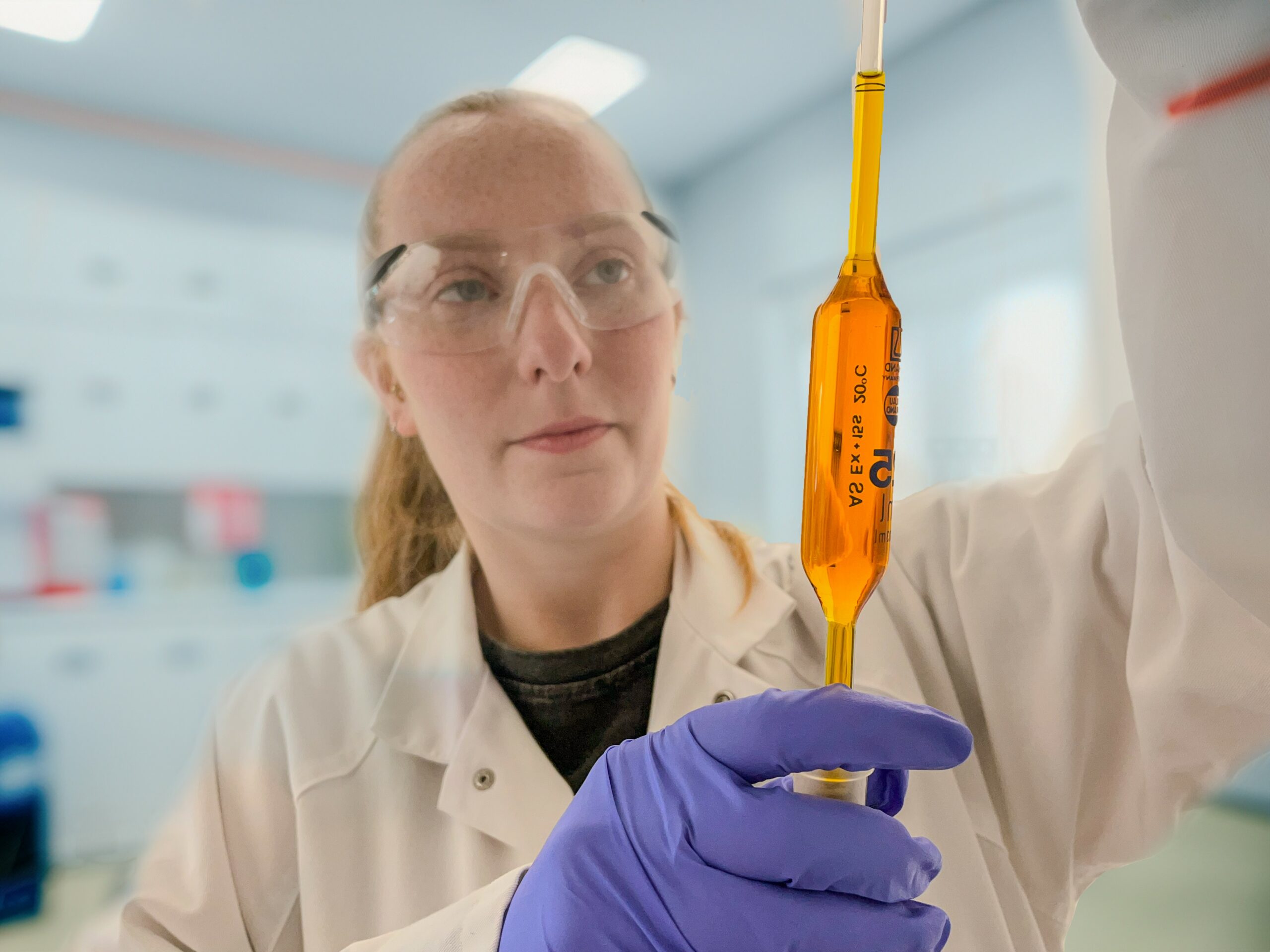 Technicienne du laboratoire Quad-lab analyse de l'air ambiant